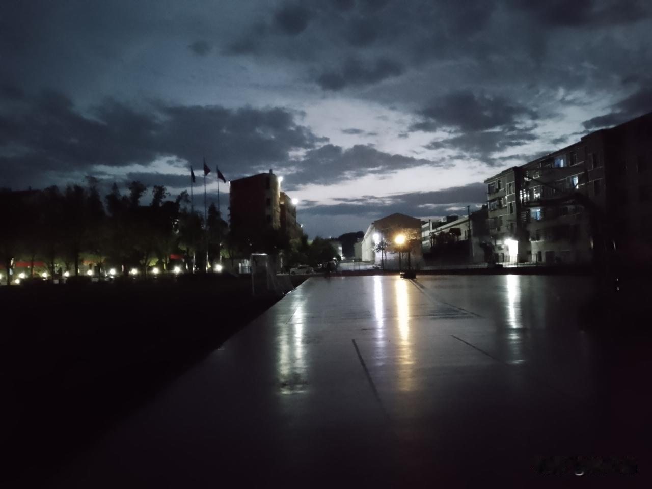 四十余年，这是我头次旷课，并且一旷竟然这么多……

迷迷糊糊间我蓦然觉得这节课我