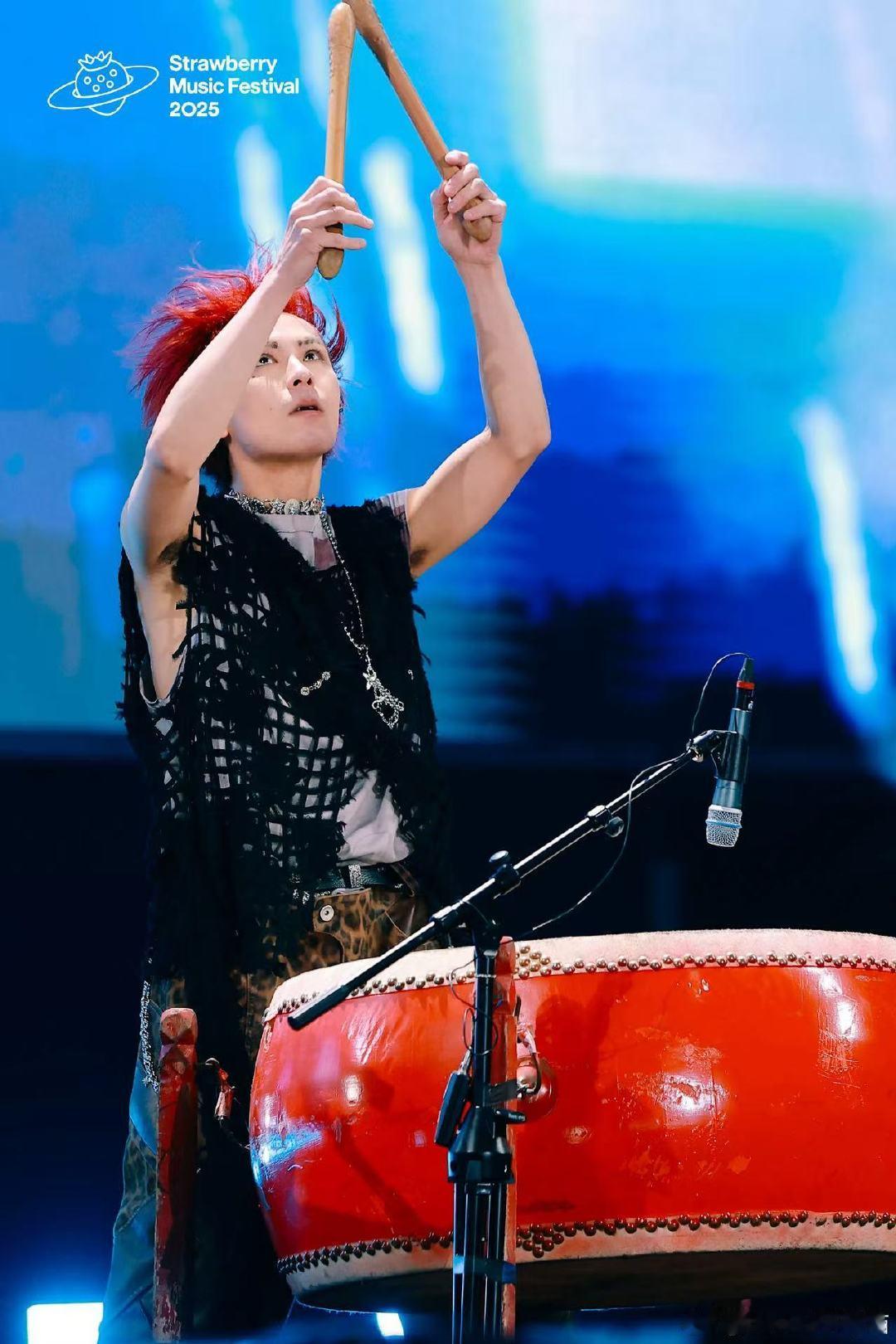 新裤子随地大小扭舞姿很曼妙 随地开扭的快乐，只有新裤子能给！氛围直接拉满 