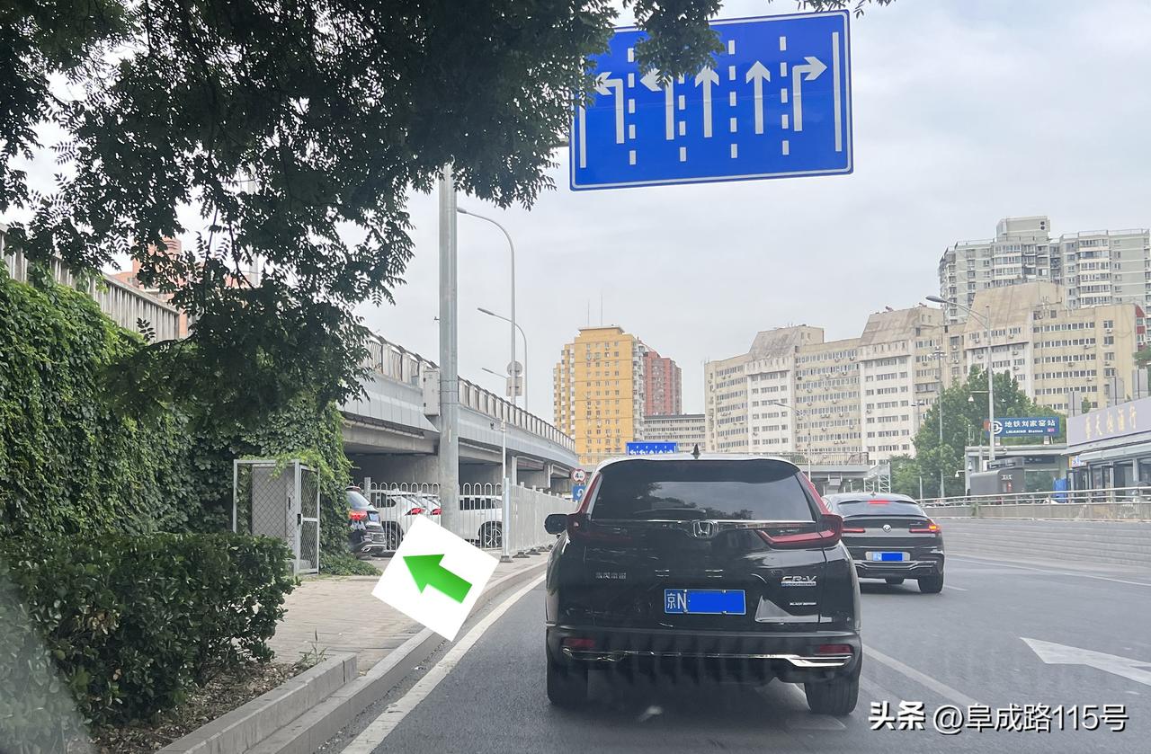 有些司机就是急脾气，喜欢另辟蹊径，正如图中的这位奔驰GLC车主，以为找到个近路不