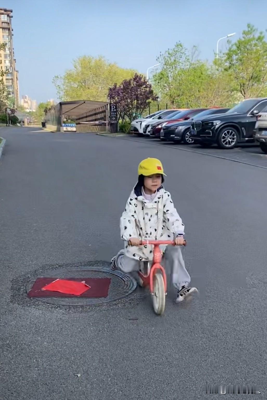 周末，小区道路所有的井盖都贴了红纸。
女儿问这是怎么回事？
妈妈说小区里肯定有结