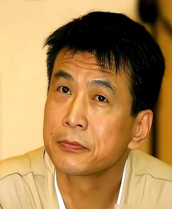 在《甄嬛传》片场，整个剧组都躲着陈建斌走。

小宫女看见他就低头玩手机，老戏骨李