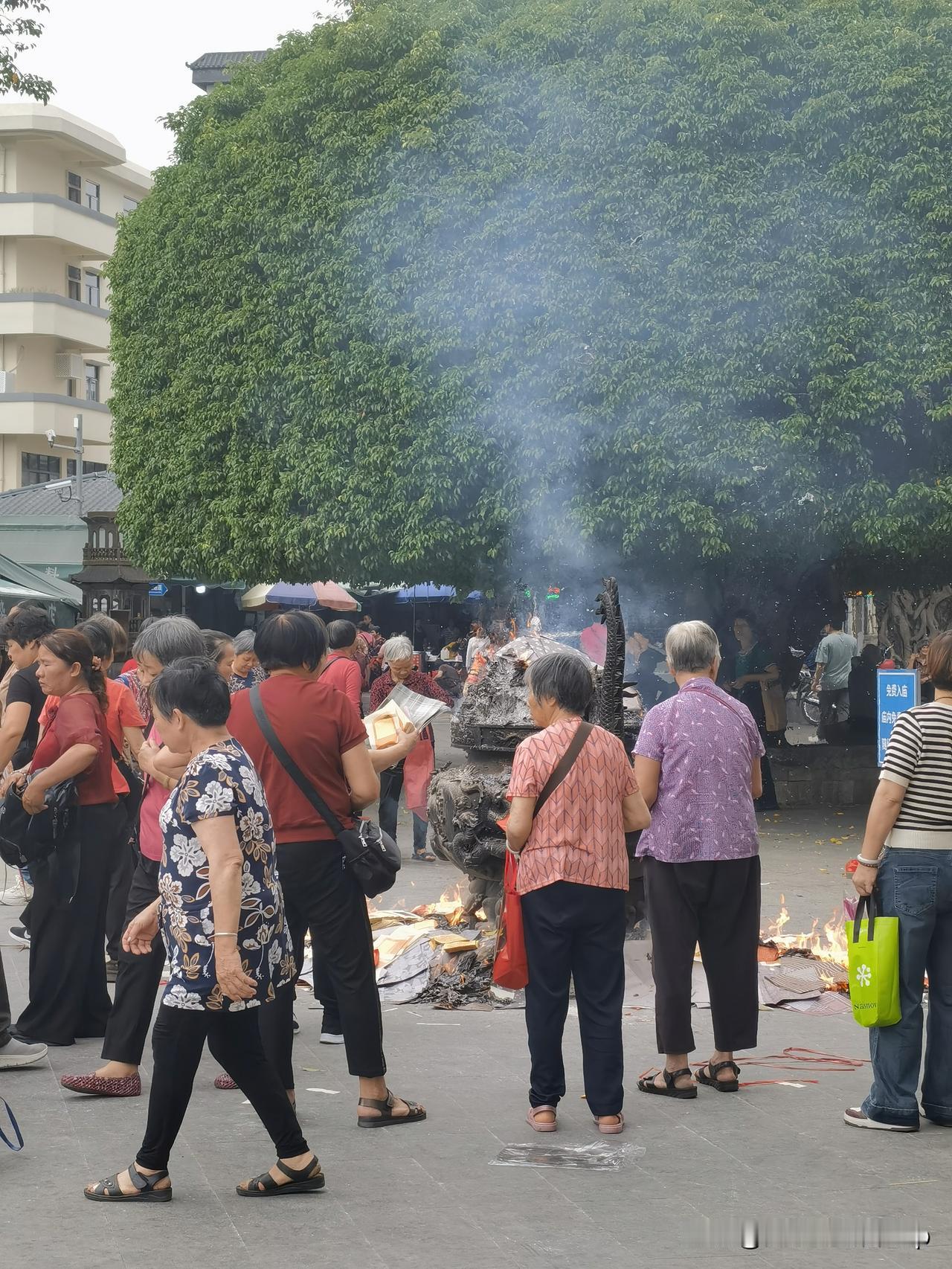 离诞辰还有半个月，这座家庙的香火已经烧旺了：喝仙汤，吃素洗脸上千年……

还没到