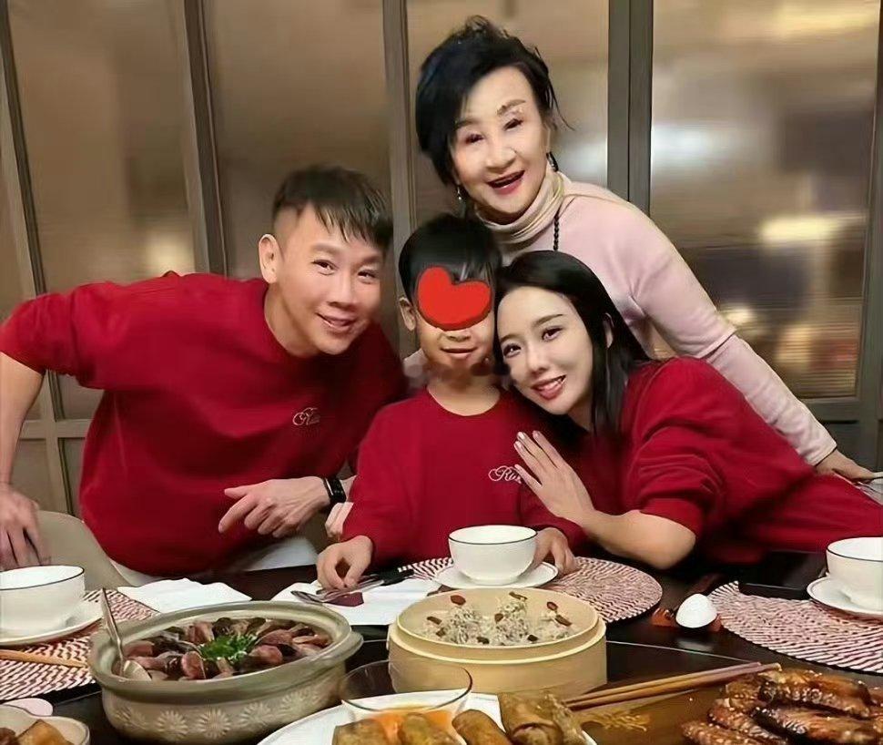 陶喆再一次证明，娶妻要娶年轻的，即使你老了，她还美得心旷神怡​​​​