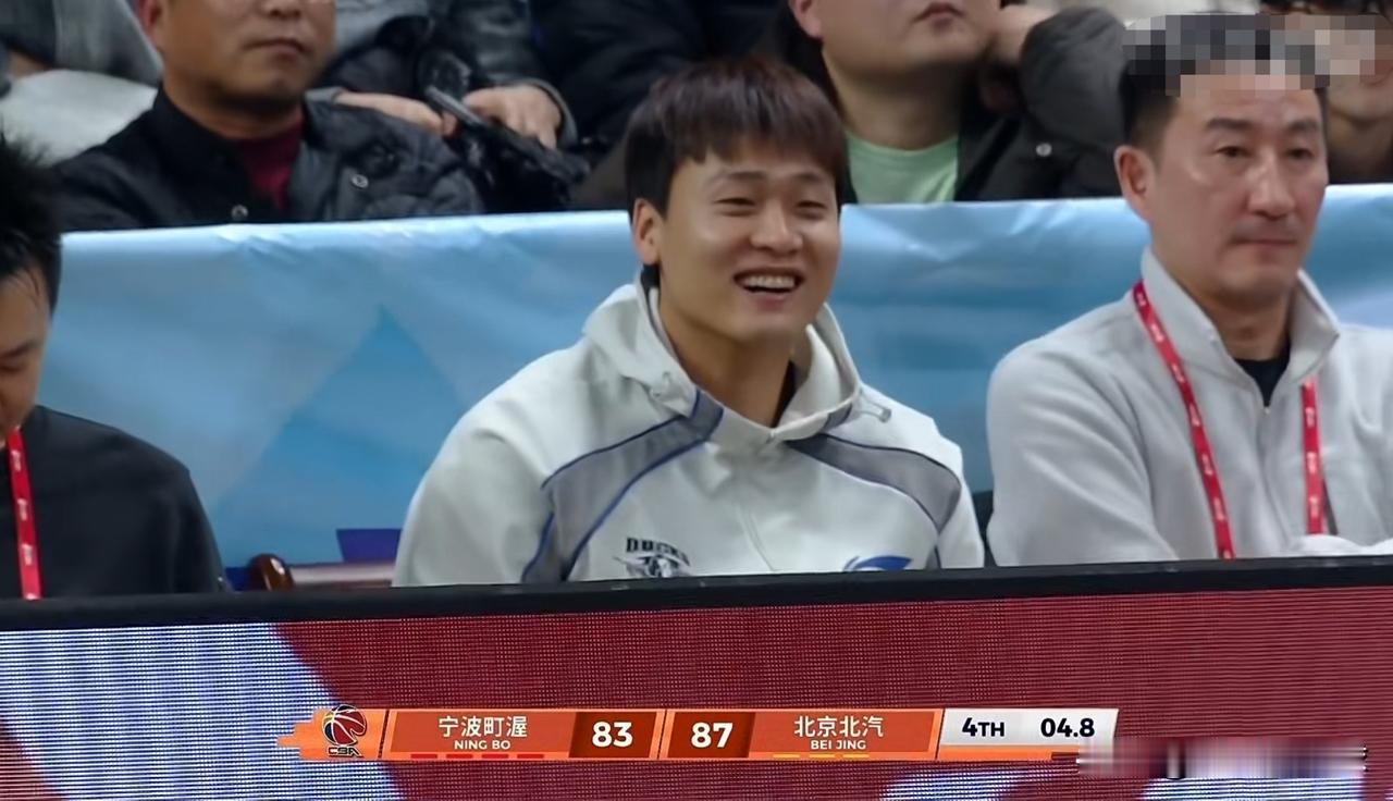 北京北汽超级后卫赵睿真是开心坏了！在今天北京北汽客场挑战宁波町渥的比赛中，当时距