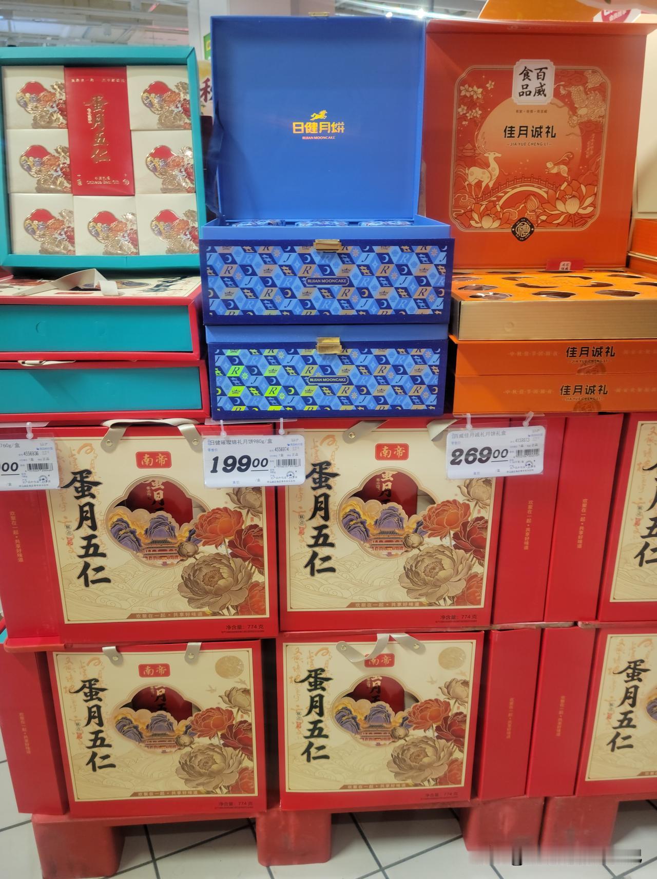 今晚去大润发，看到超市里拿出专柜作为月饼展台。月饼品牌和馅料五花八门，价格不菲。