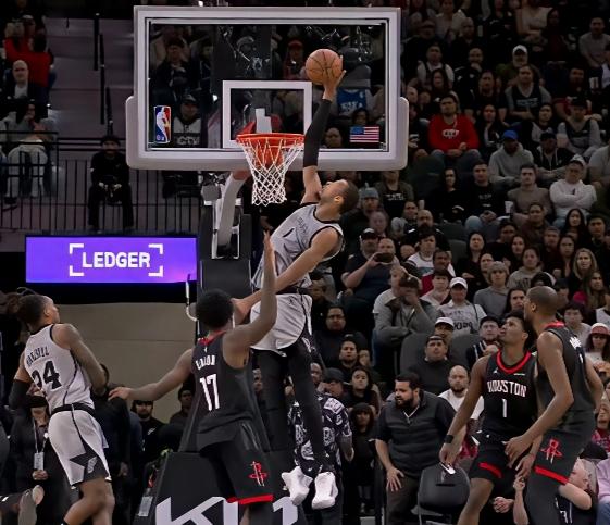 文班亚马如果拿下MVP，那将超越罗斯成为最年轻的MVP。

马刺的崛起比人们想象