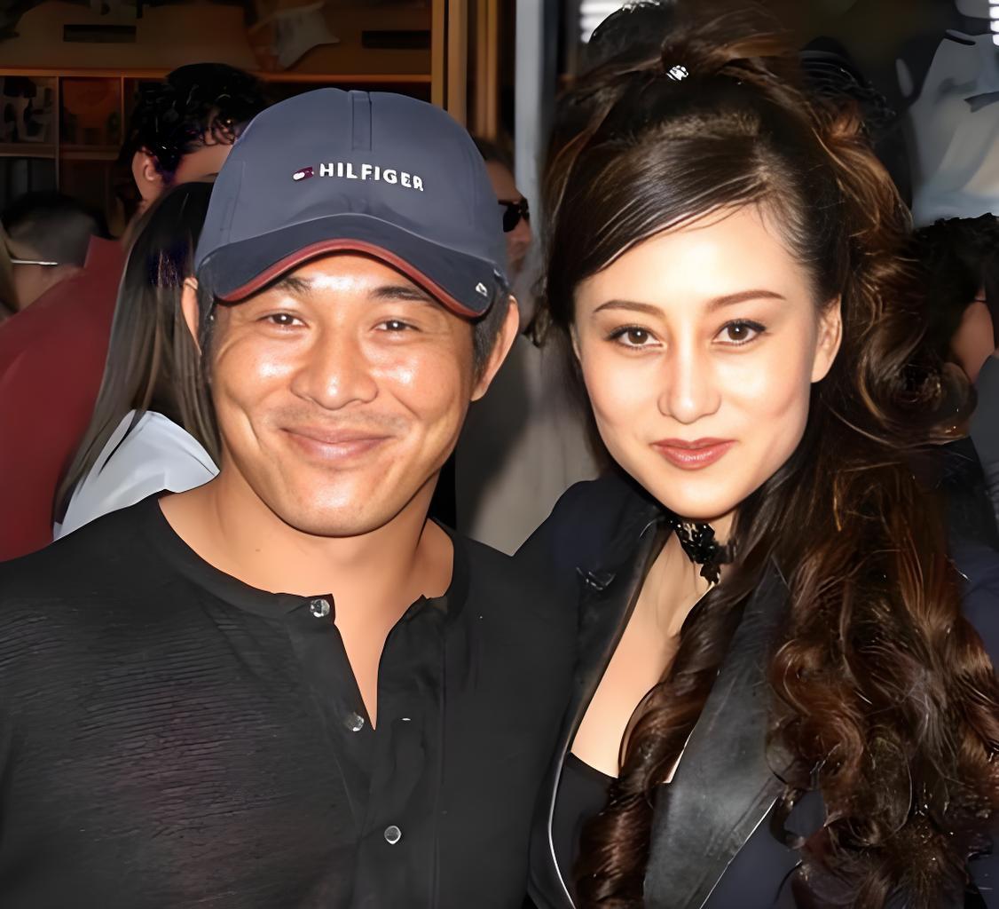 这个照片拍摄于2001年的美国好莱坞，是李连杰主演的好莱坞电影《猛龙战警》首映活