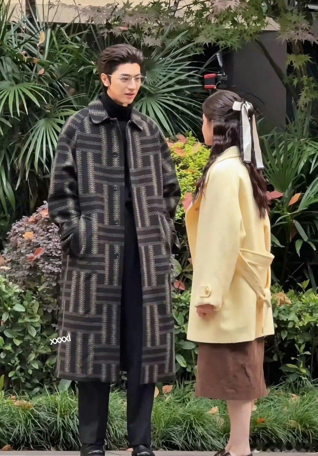 林一艾米像偷穿了大人的衣服林一艾米阿禅造型《阿禅》林一、艾米同框路透，两个人都像