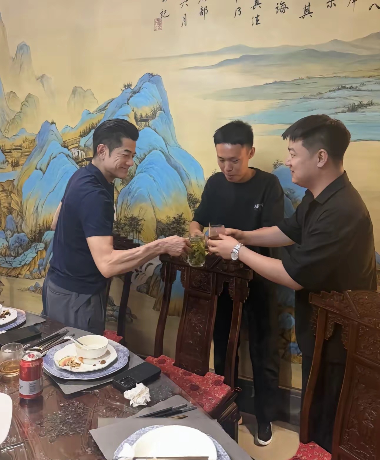 61岁郭富城参观方媛舅舅的饭店，和一帮亲戚喝酒，获外婆拥抱送别 