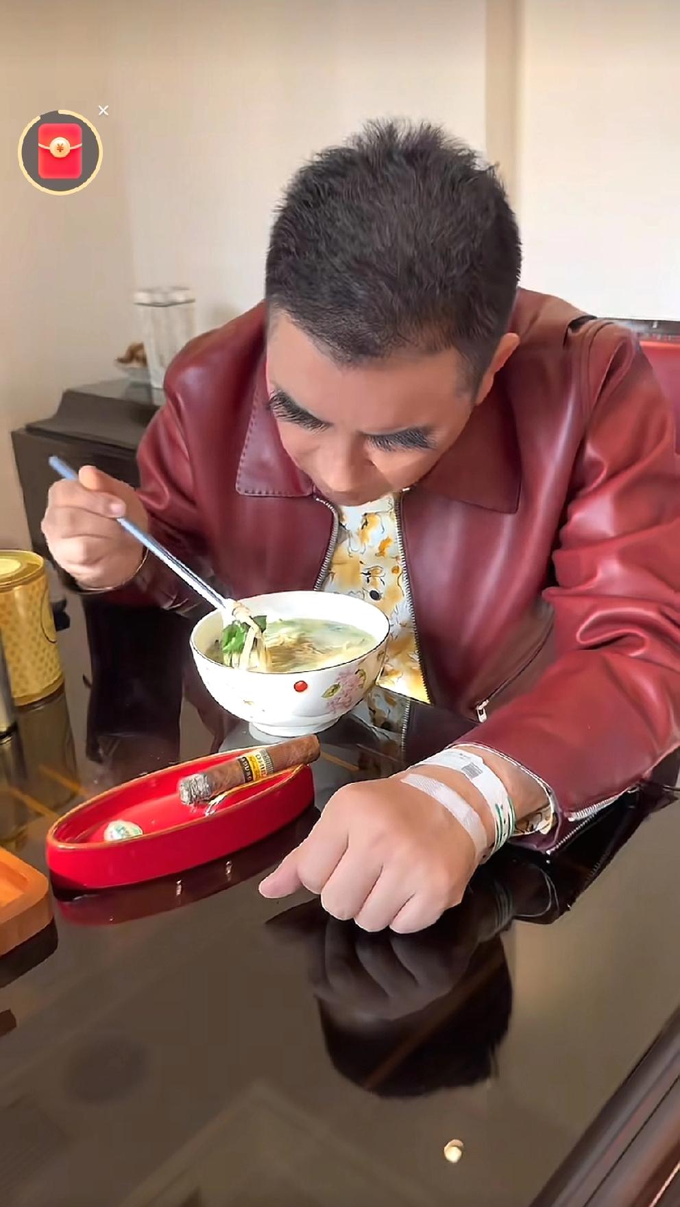 陈光标是怎么成为“中国首善”的，每次看到他开直播，手里就举着“中国首善”的标示牌