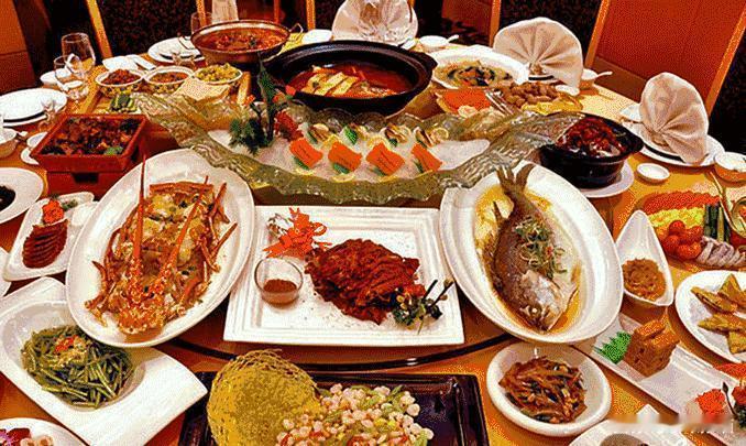 昨天小叔从外地回来，我在饭店请他吃饭，还叫了几个亲戚一起。席间，小叔从车上拿下来