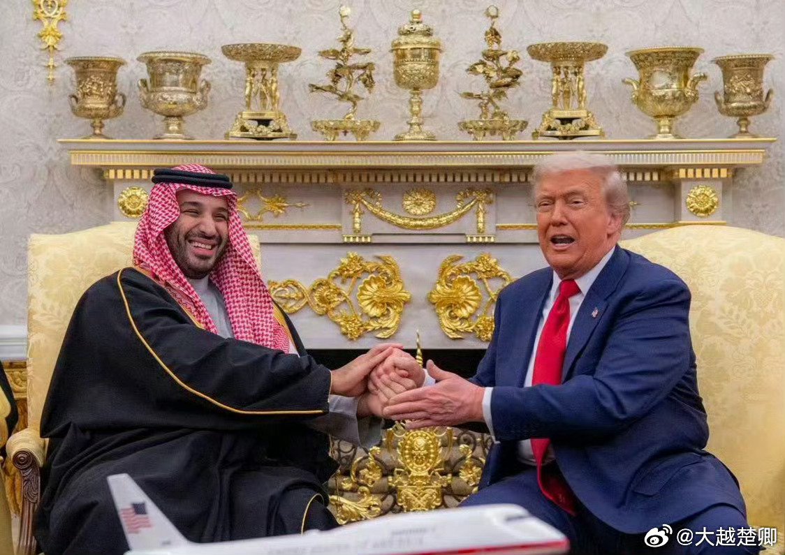 特朗普说，沙特王储萨勒曼必须巴结他，服从他，亲吻他的屁股。 