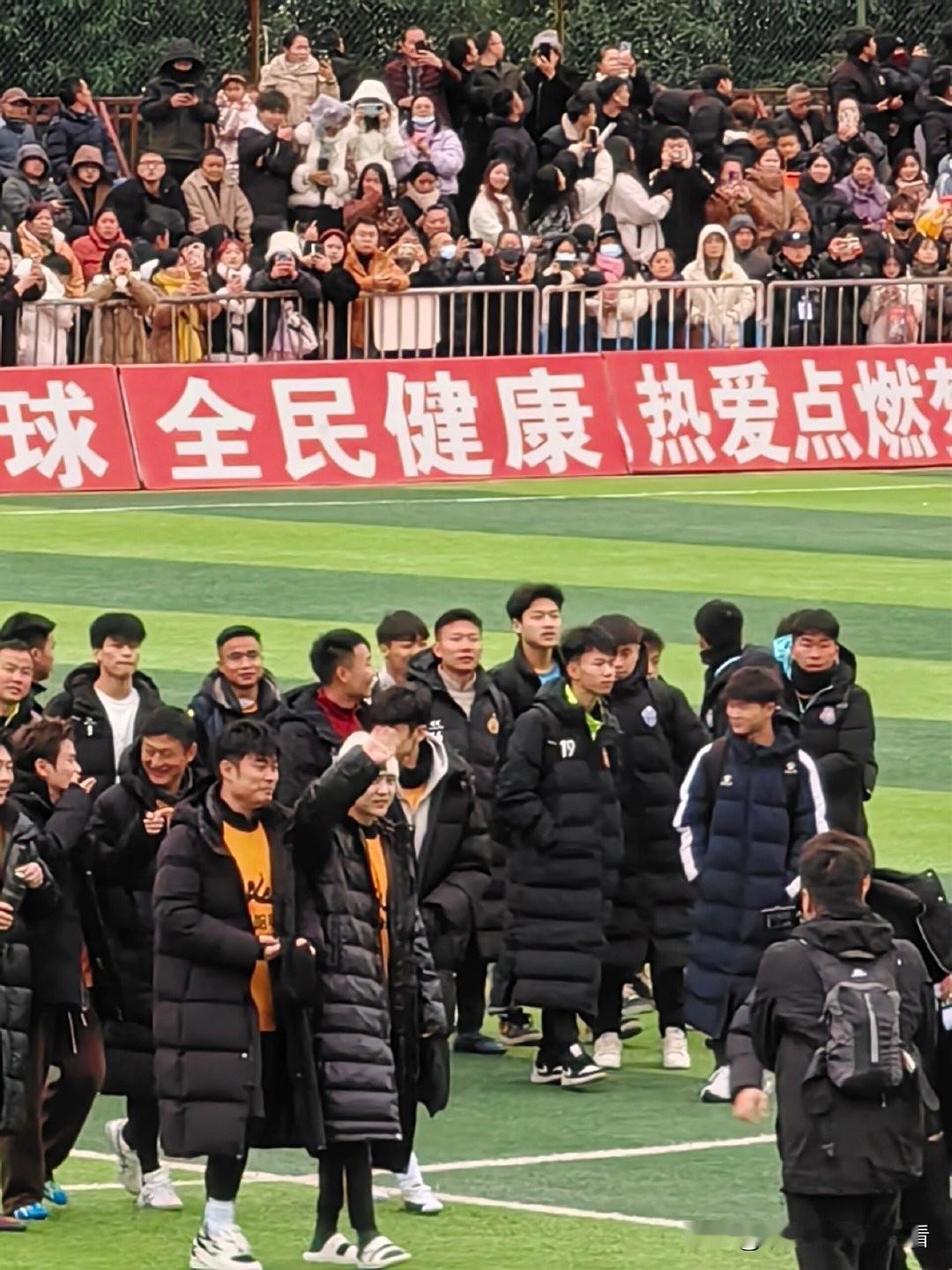 五哈足球场的路透照片来了，感觉对足球真正热爱的只有鹿晗，陈赫就是来凑数的。