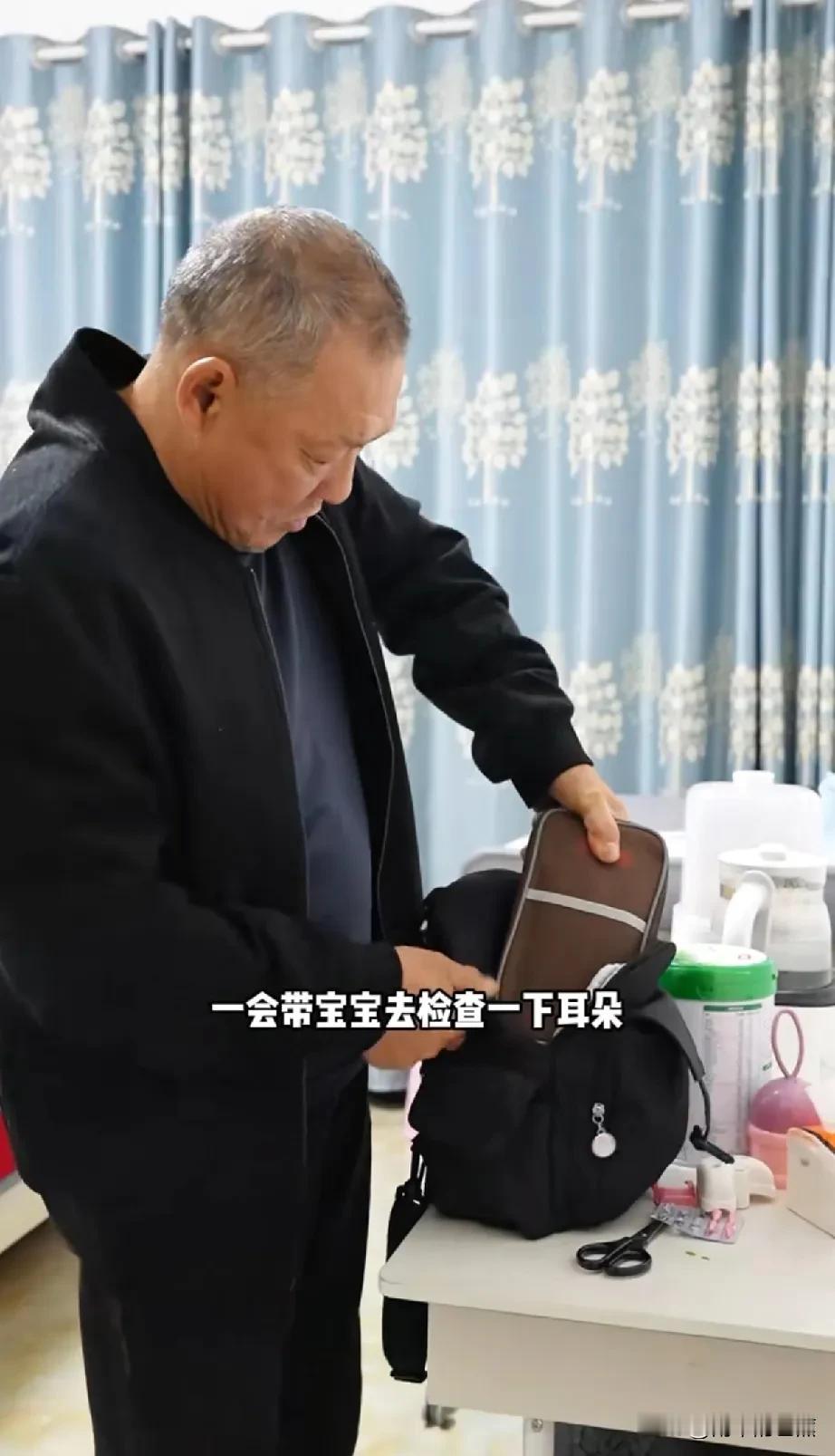 拉乌公婆带着凯凯到市里医院检查听力，二老手忙脚乱地带着婴儿确实挺不容易。好在凯凯