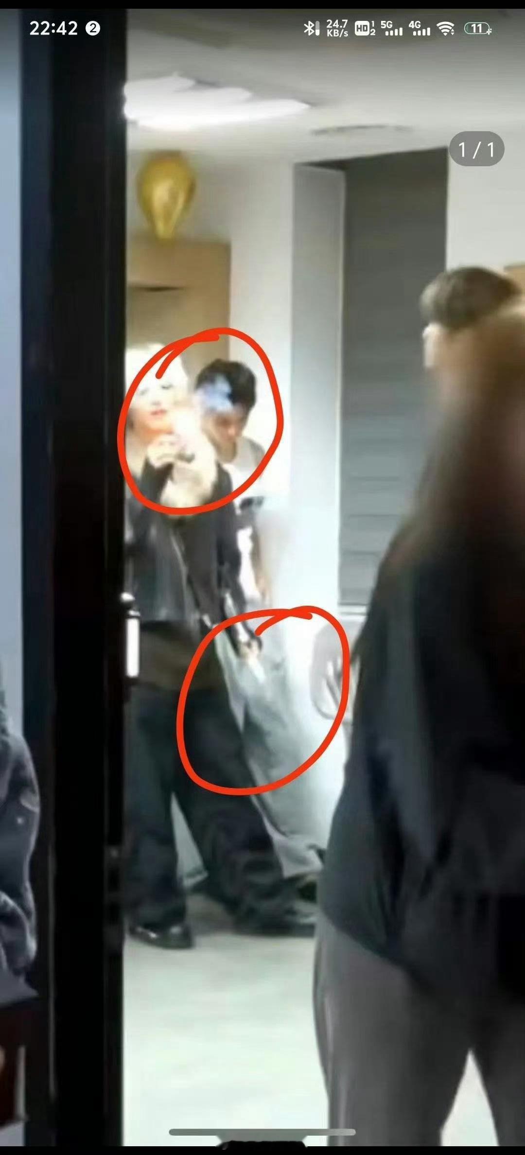 这是在点生日蜡烛啊这个一点燃就一大串火星上来了正常烟哪里会有那么大火星啊朴元彬抽