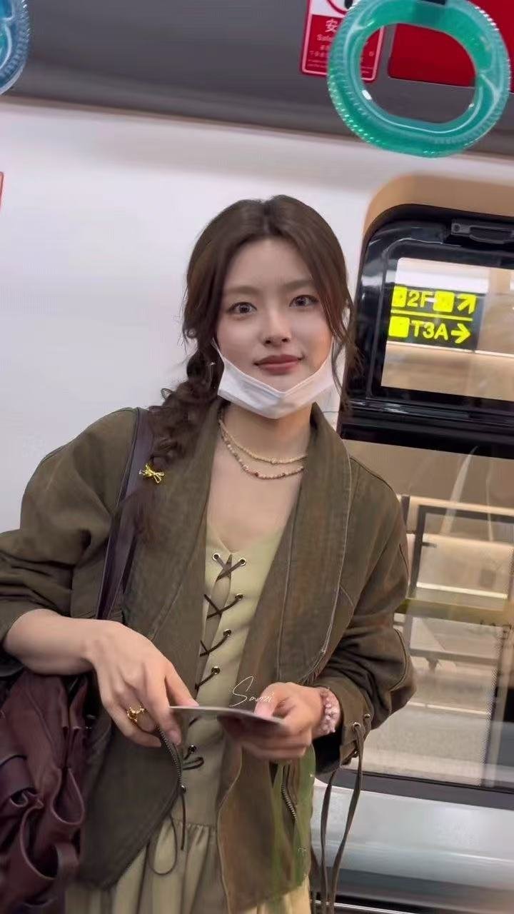 徐若晗明川有知夏路透 看到徐若晗这个高马尾路透就想说一句太会选了，这个造型把她的