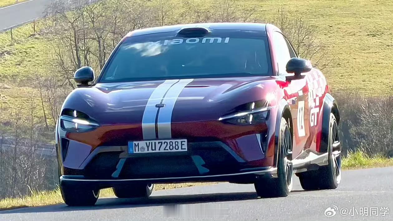 小米YU7GT纽北测试图再曝 有媒体拍到德国纽博格林赛道上，正在测试的小米 YU