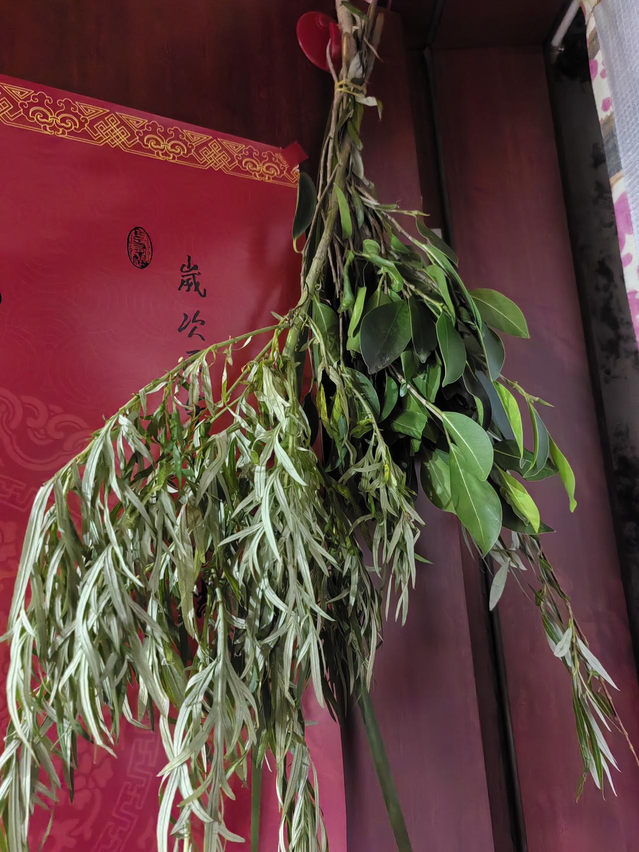 粽子涨价了，平时肉粽5元/个，今天7元/个，平时碱粽1.5元/个，今天2元/个。