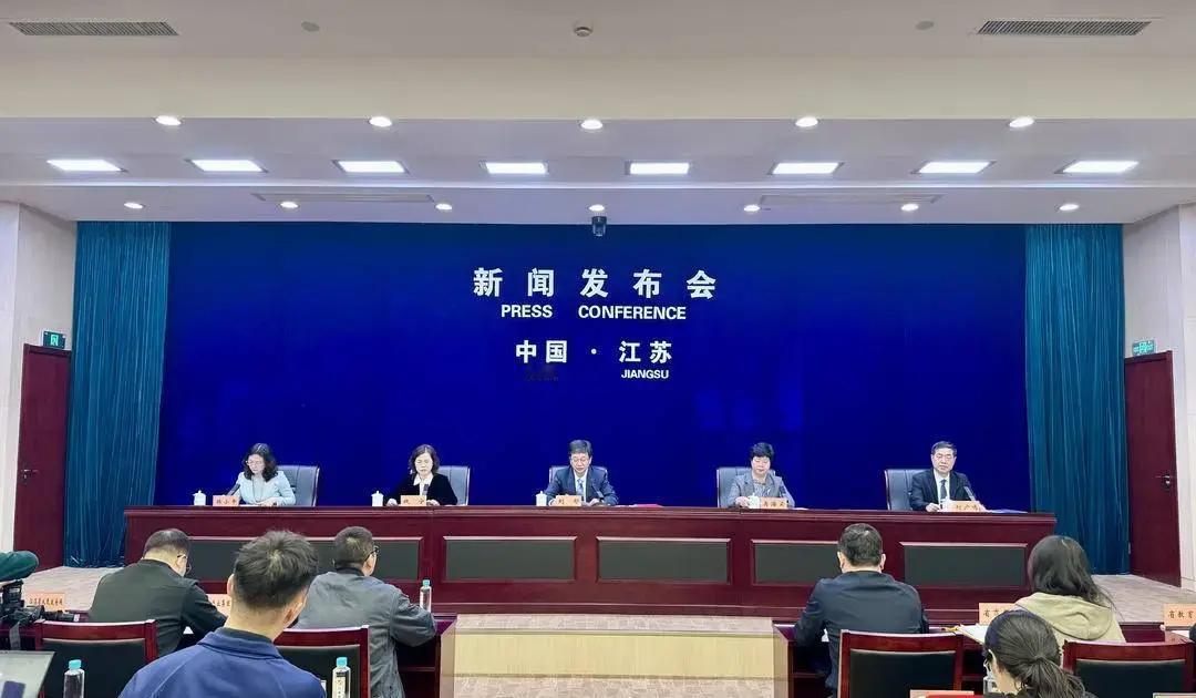 4月11日江苏南京，苏超联赛强势开踢！赛制为何从单回合变双回合，年轻小将平均22