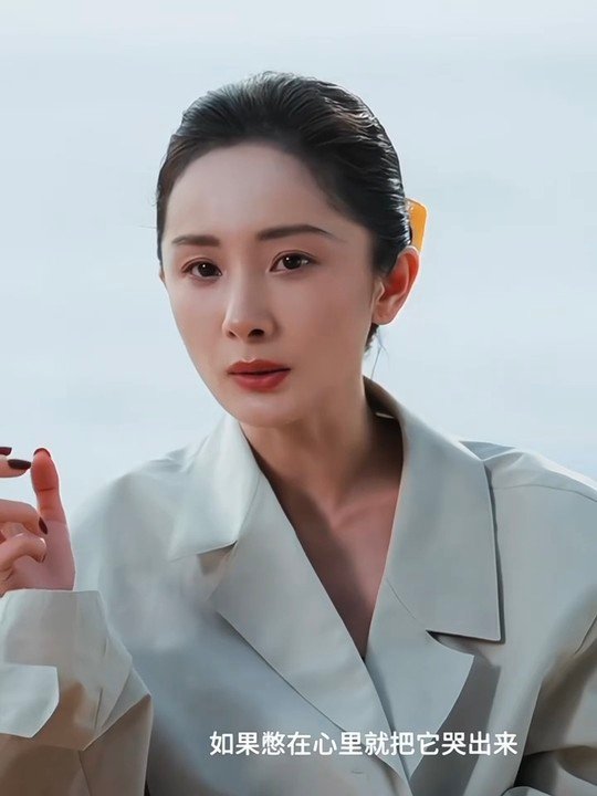 杨幂 你看又一个拍婚纱的看到杨幂拍婚纱的画面，瞬间被惊艳到，五官精致，气质出众，