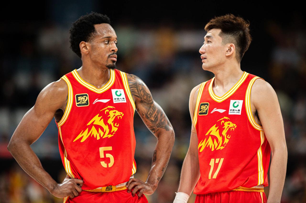 重回榜首！在上场遭遇战，当广厦队以97:86的战绩大胜北控这支球队之后，这不仅让