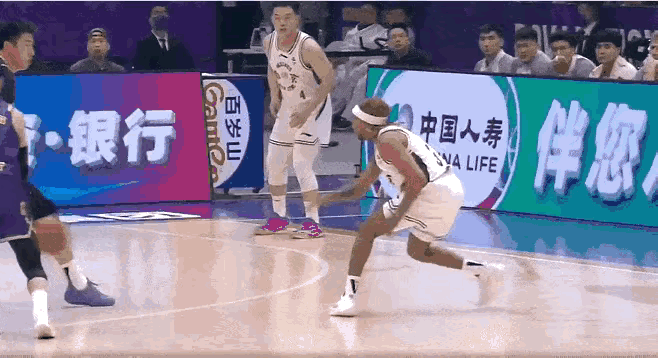 马温的这个扣篮真的尴尬了！
CBA常规赛北控队对阵南京队的比赛中，南京队外援马温