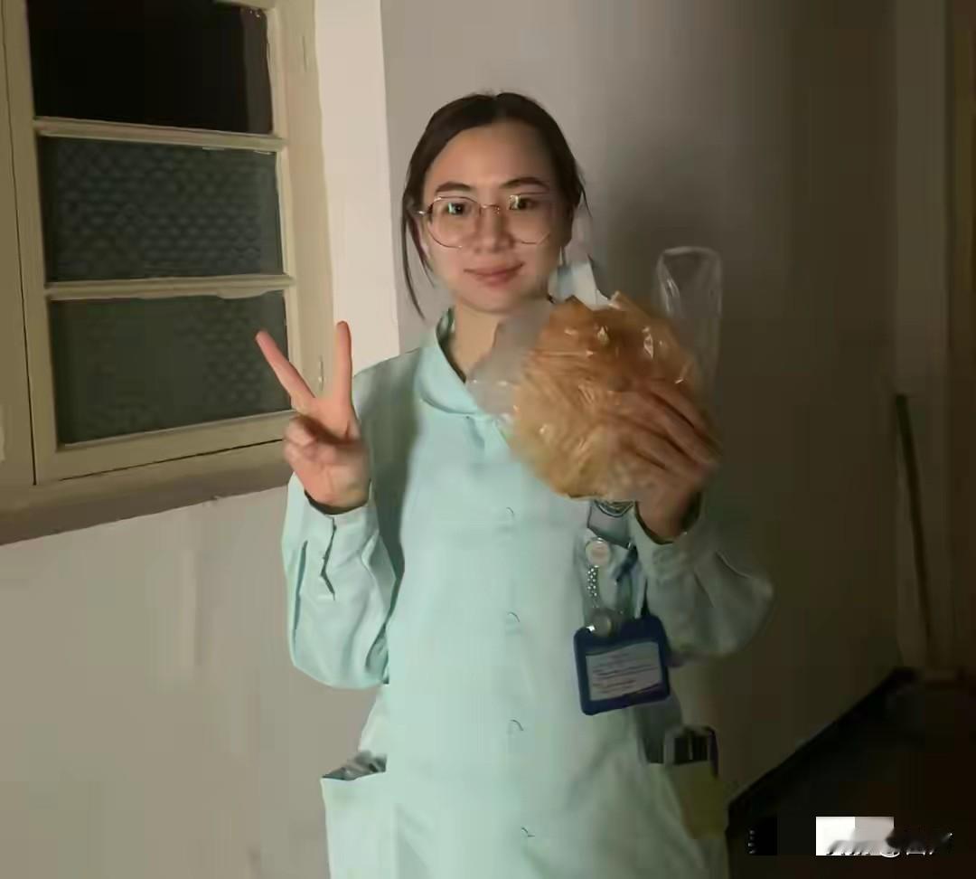 24岁美女护士付雪飞去世
好人为啥命这么短呢，付雪飞心肠极好，经常喂流浪猫，去世