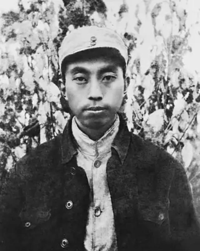 华国锋退休后，和妻子韩芝俊，住在北京西城的一座四合院中。这座四合院里有很多间房子