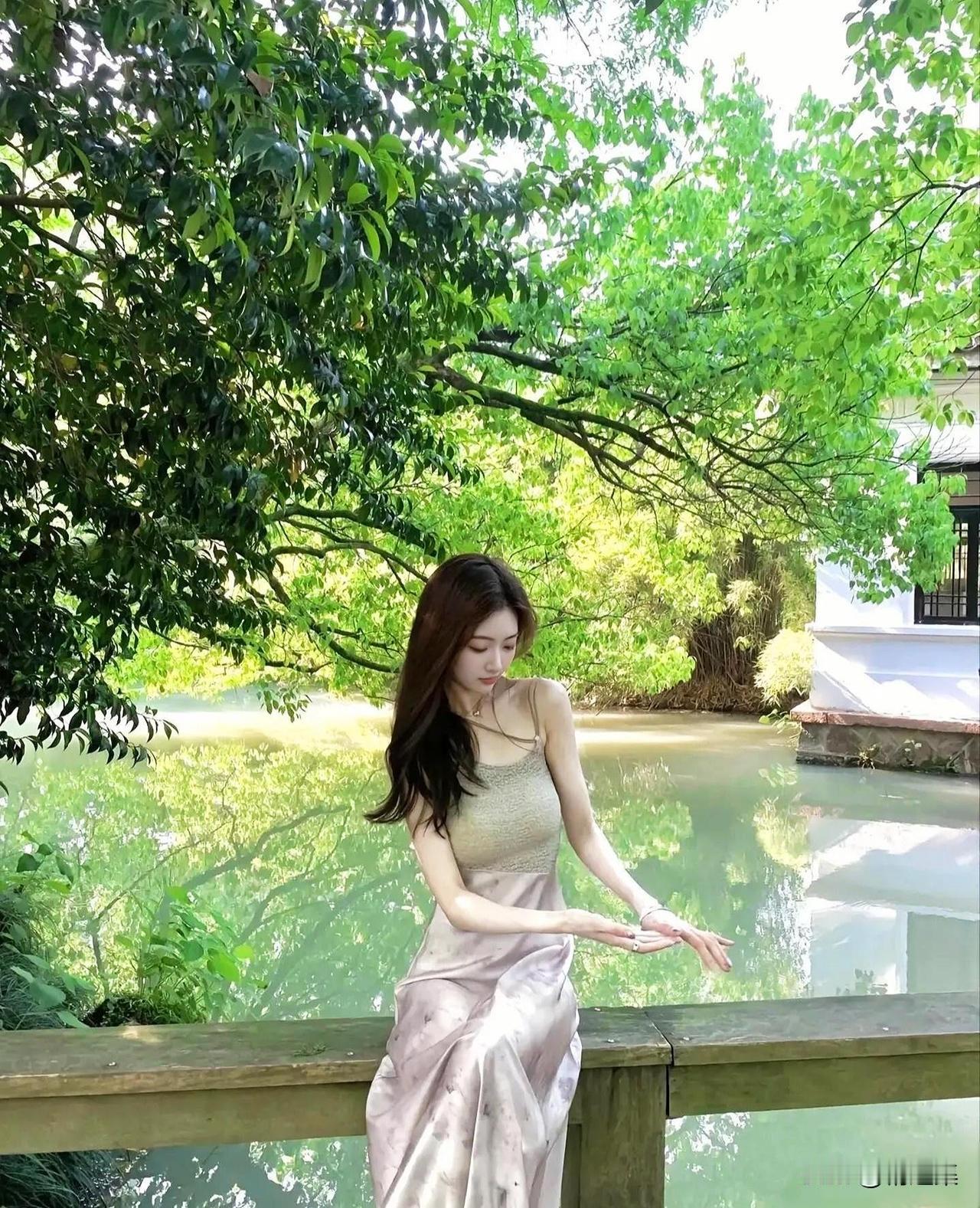 “在绿意盎然的庭院中，感受宁静与美好”🌿💦🌸