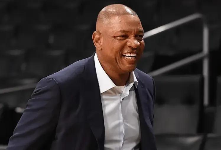 老里绝对是NBA再就业能力最强的主教练！
据报道，里弗斯已经签约成为雄鹿对主教练