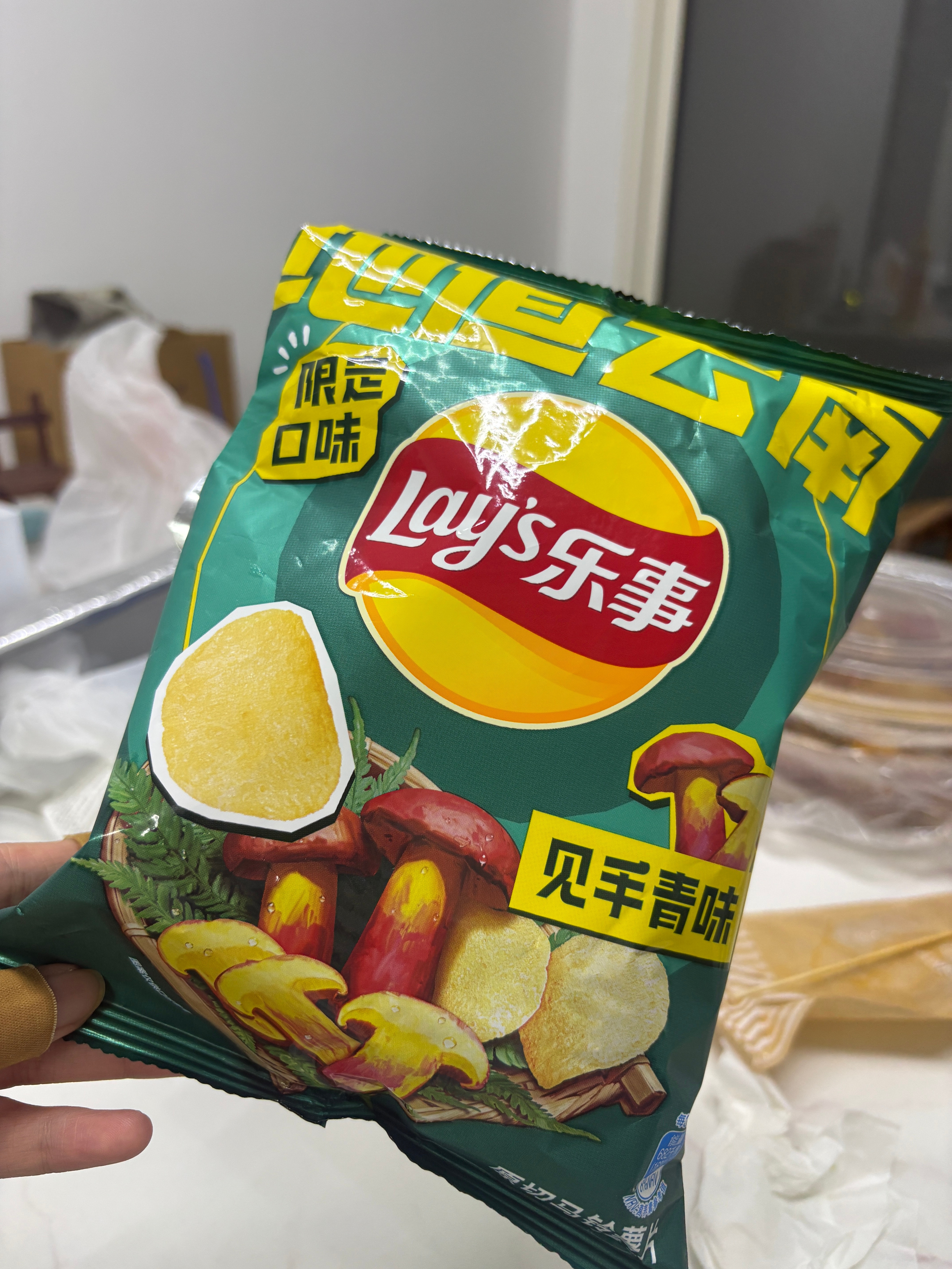 买了一袋见手青味的薯片，很诡异很好吃不过我到现在都没吃过见手青，太好奇到底啥味儿