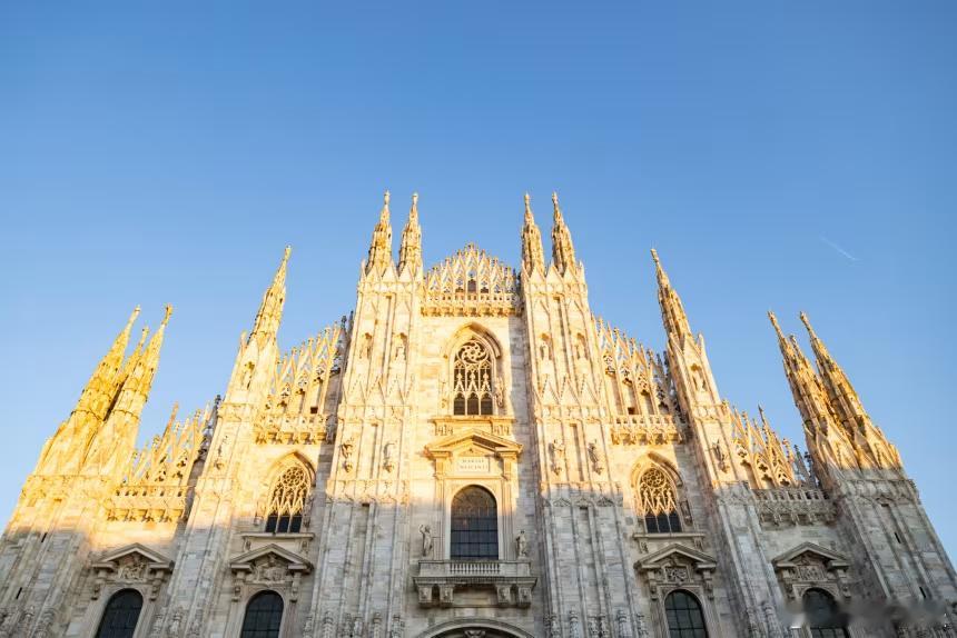 【意大利警方在全国范围内开展打击毒品犯罪行动，逮捕384人，缴获1.5吨毒品】路