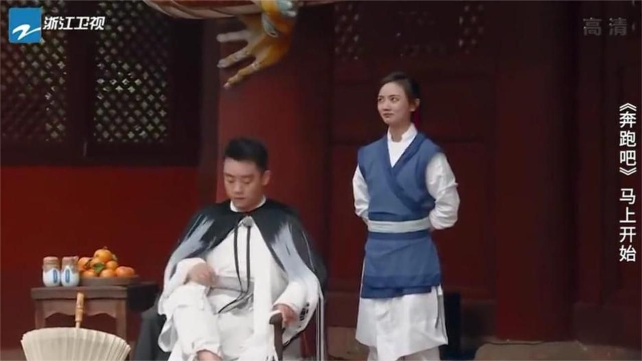 奔跑吧郑恺自封嗨放派掌门人，周深李晨信以为真，拜了起来，笑