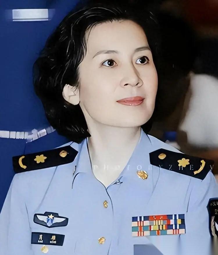 她25岁结婚，丈夫说“你演那些搂搂抱抱的戏，我脸上挂不住”。她演了八年贤妻，最后