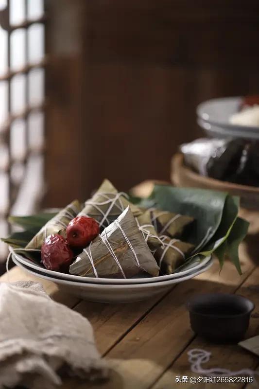 端午吃这些，仪式感直接拉满！首先必须得提粽子，那可是端午的招牌美食。甜口的红枣粽