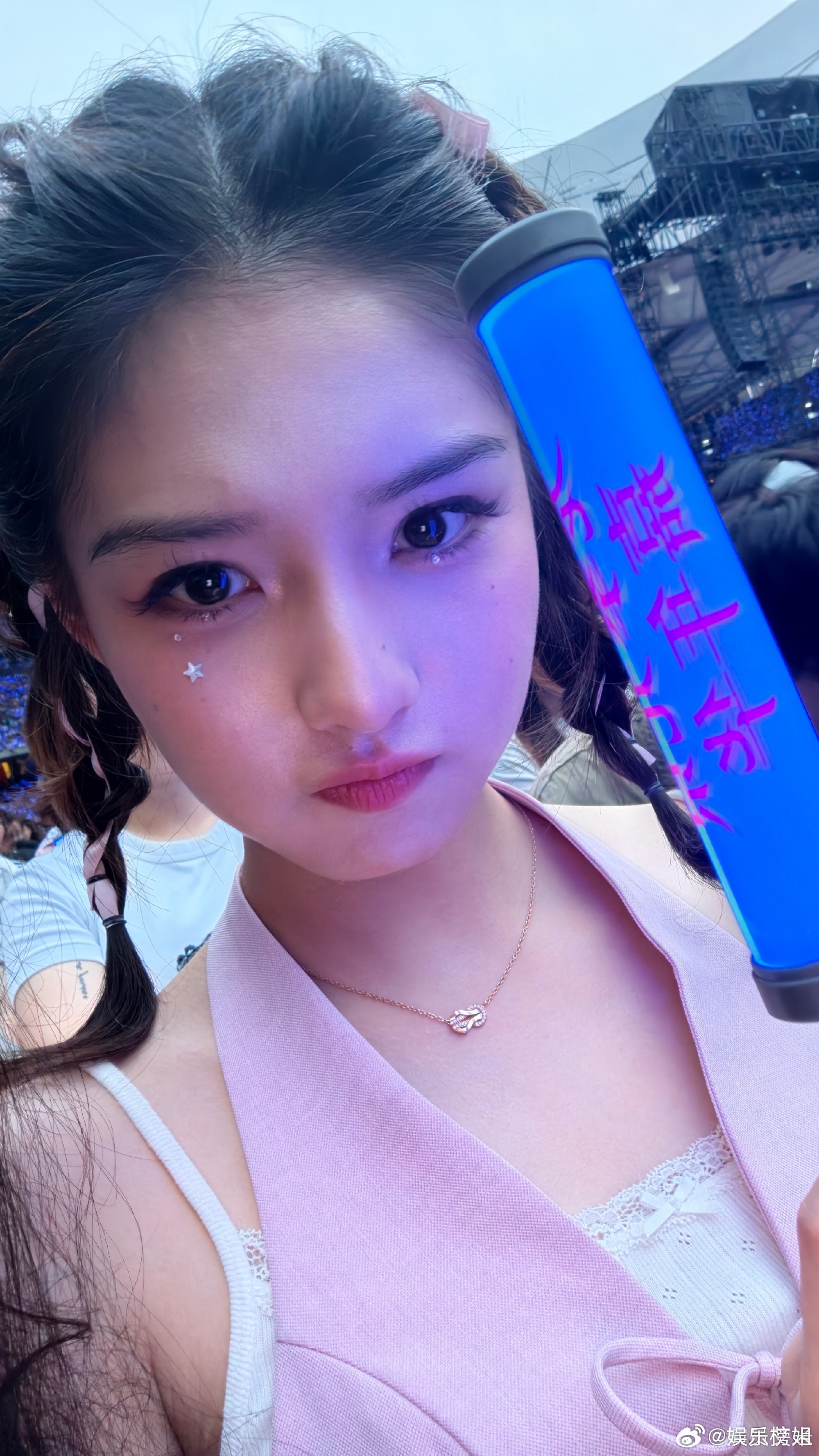 艾米人生第一次看演唱会 艾米现身周杰伦演唱会现场，还偶遇了杨迪，这是艾米第一次看