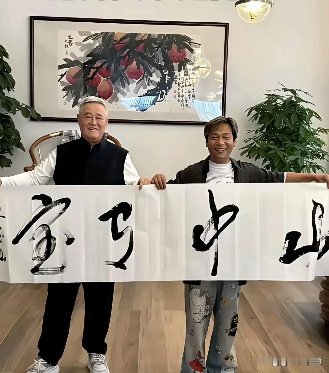 许多演员不但戏演得好，而且画画书法都不错。在演艺圈比比皆是，看看赵本山，和他的徒