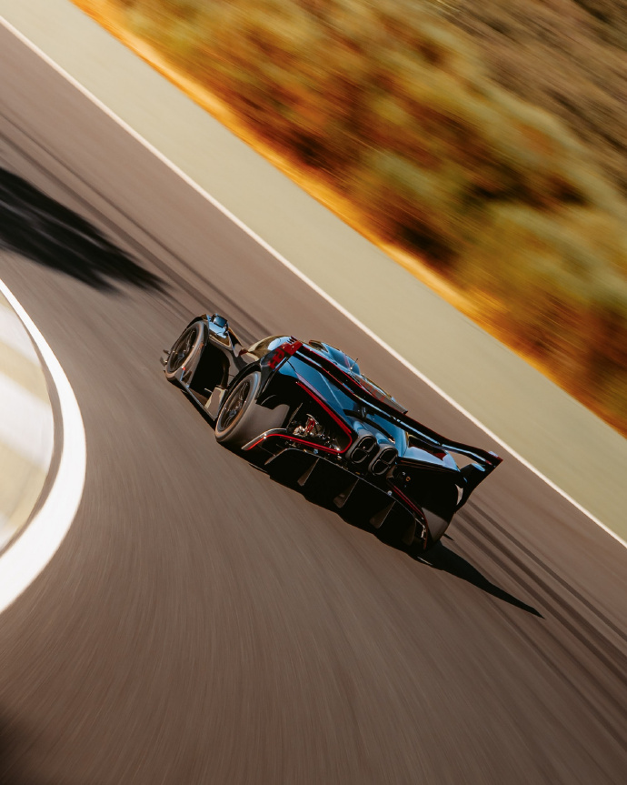 布加迪Bolide，一台彻头彻尾为赛道疯狂的终极超跑。红黑经典配色搭配标志性X型