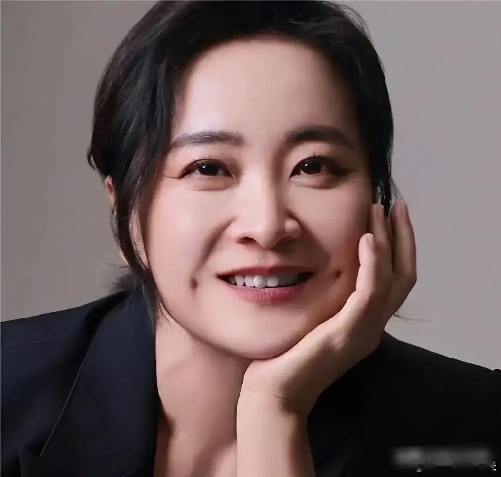 贾玲以妈妈名义捐赠西藏灾区！当大家看到李焕英的名字时，都鼻子一酸忍不住落泪，不为
