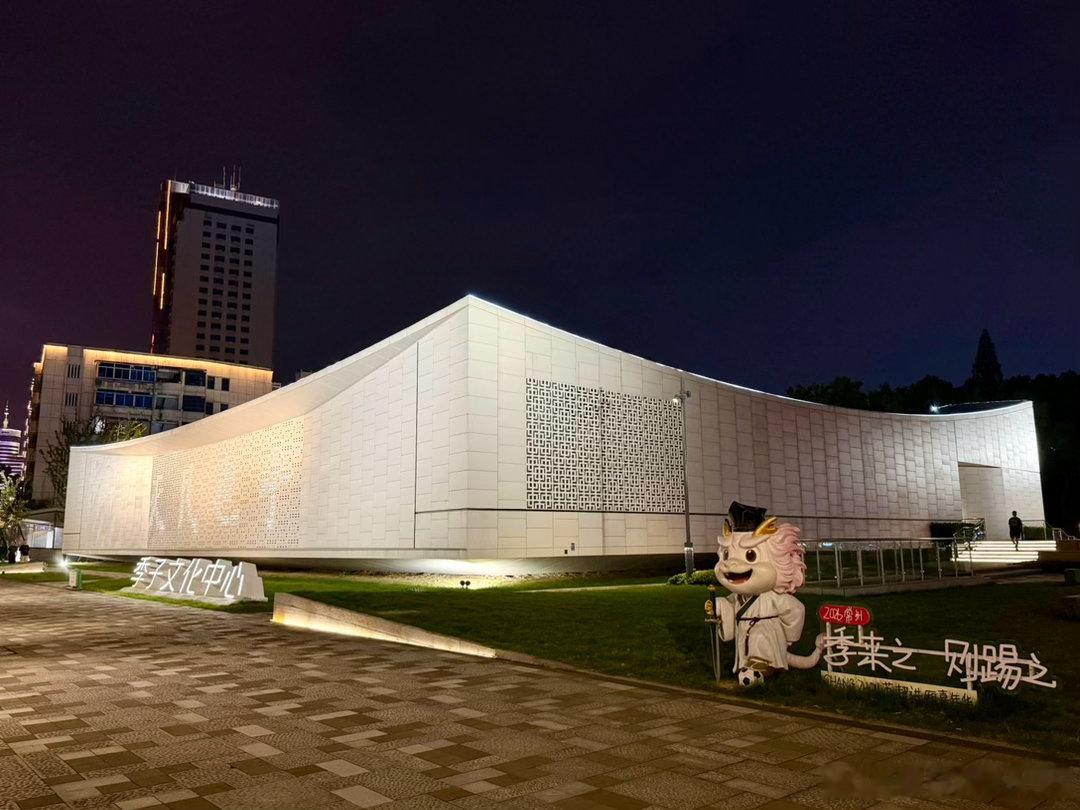 随手拍下了一天雨城市也被洗刷一新现在空气是甜的连脚步都觉得轻了慢慢散步深呼吸好好