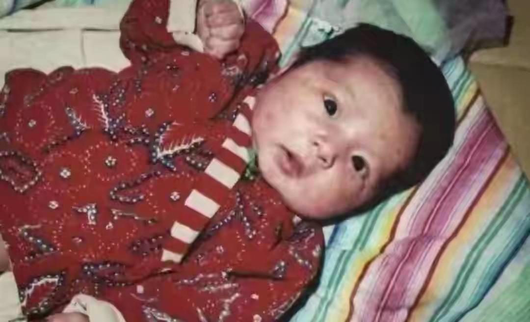 2004年，河南有个叫路安邦的老汉，那天在垃圾堆旁边捡到了一个女娃——她背上长着