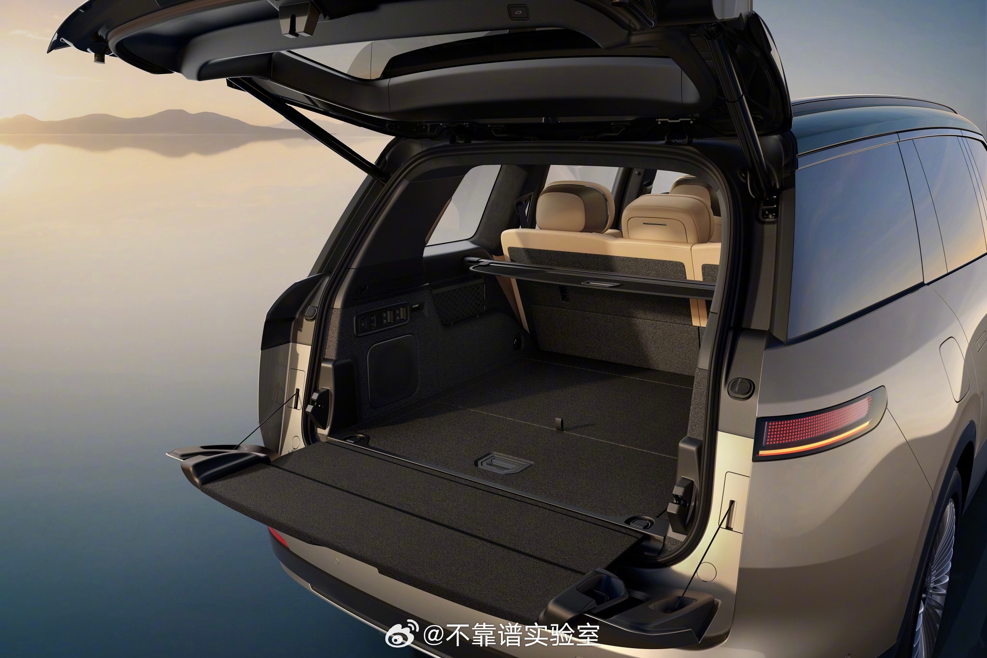 领克900大五座官宣亮相这香槟色、天地门、没有折叠座的行李厢、纯平的后排地板……