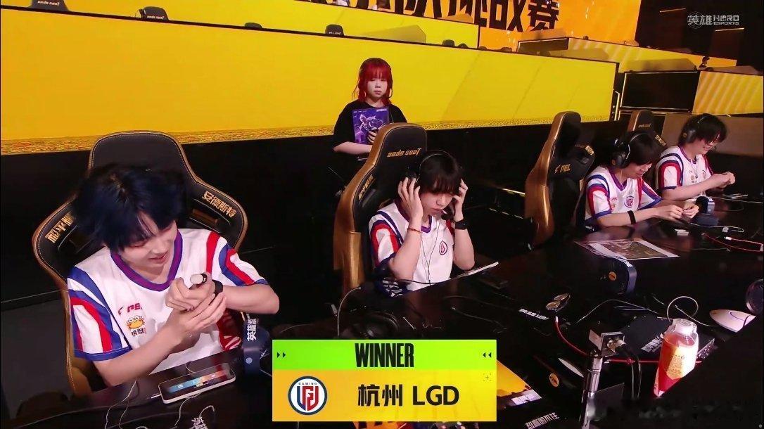 杭州LGD大比分拿下胜利，成功晋级歼灭六强。2026PEL夏季赛周决赛现场，战队