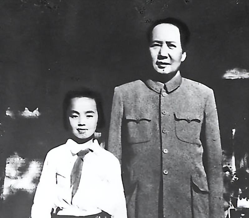 1951年，儿童节，主席问小姑娘你爸爸是谁？小姑娘说我爸爸是左权。

一瞬间，主