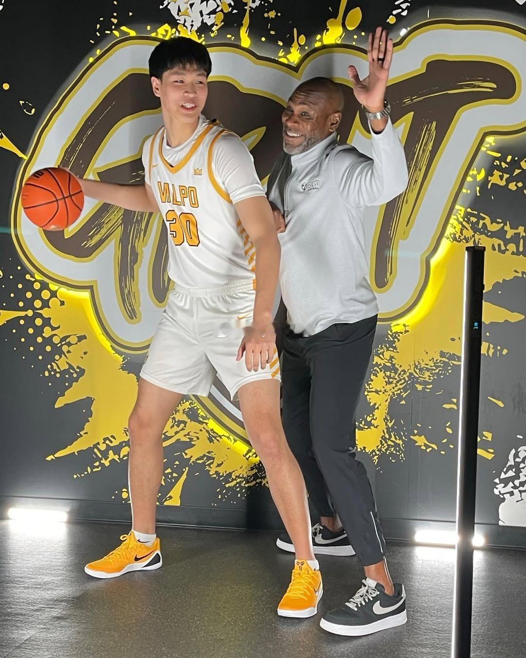 前段时间申请转校的上海队于泓凯，大三学期承诺加盟Valparaiso Unive