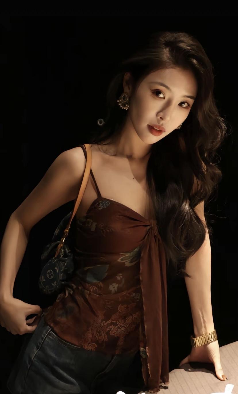 复古优雅风魅力十足！如张碧晨身着的复古印花长裙，五彩斑斓满是春意，打破常规纯色系