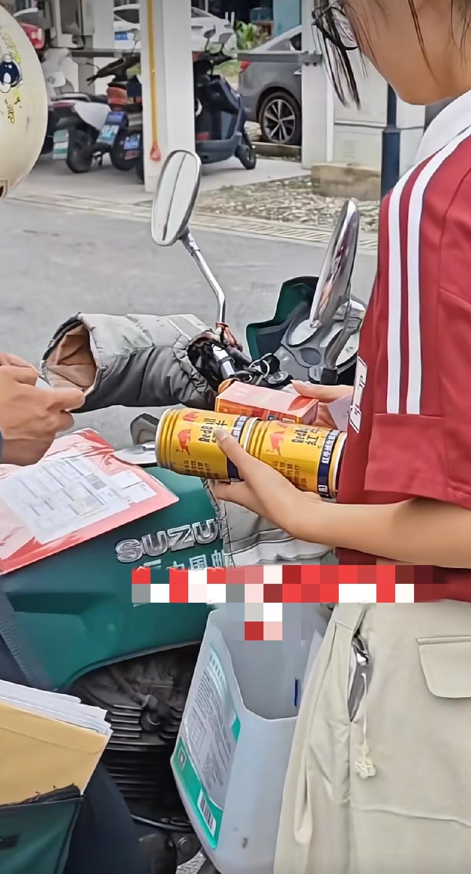 邮递员上门送来了高考录取通知书，女孩的一个举动，让邮递员大叔瞬间感动了。

这些