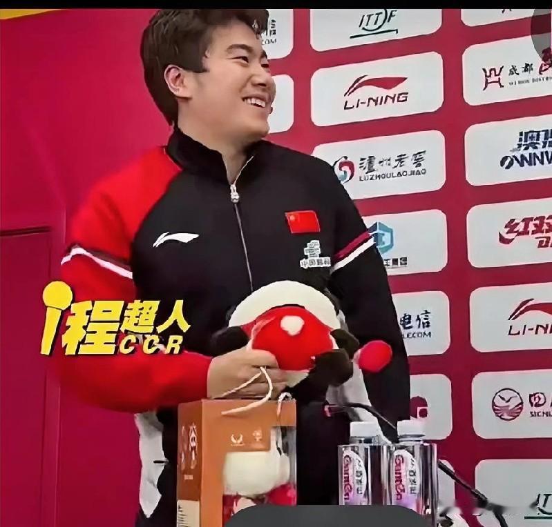 主持人：组委会给大家准备了小礼物
王楚钦：给几个啊？
主持人：一人一个，桌子上的