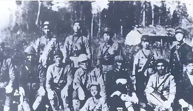 1937年的一天，一个名叫黄有的战士不幸被日军俘虏，就在鬼子举起刺刀，准备将他杀