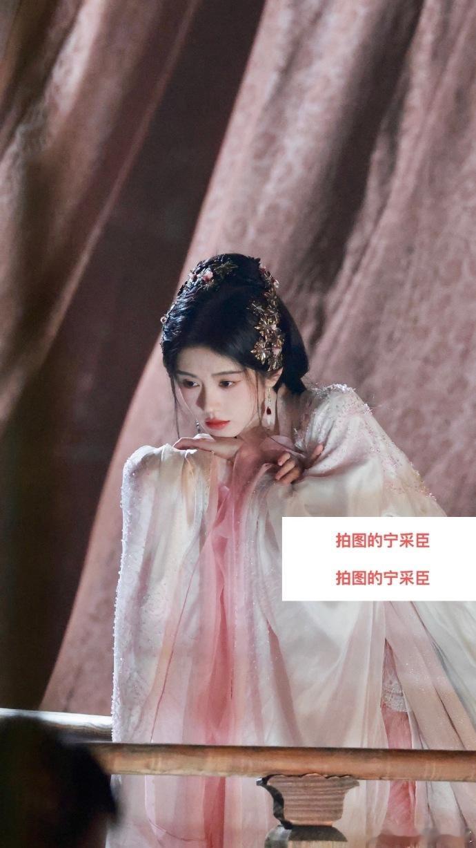 鞠婧祎夜戏路透  陈都灵月鳞绮纪新皮肤 鞠婧祎夜戏路透！陈都灵《月鳞绮纪》新皮肤